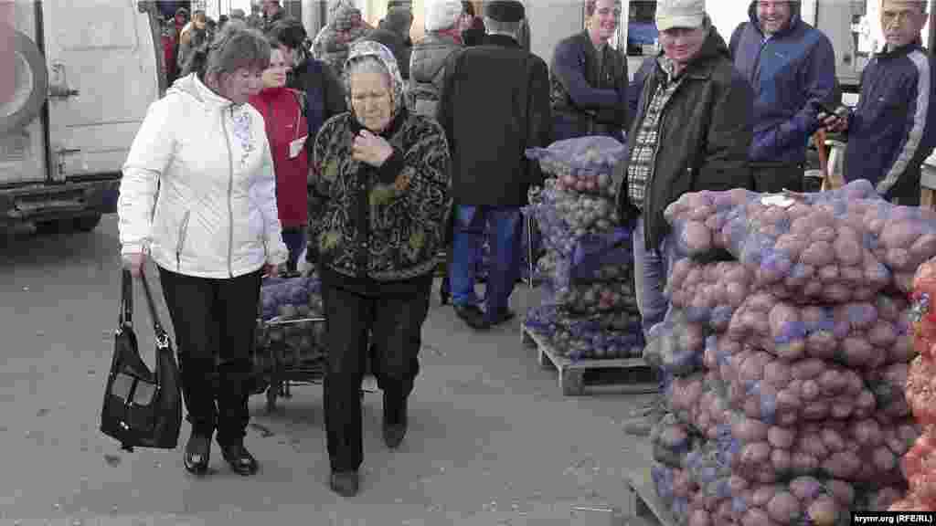 Населення, прибутки якого падають із кожним днем, у складчину закуповує в оптовиків картоплю сітками по 17 рублів за кілограм (5 гривень) і забиває нею передпокої і балкони