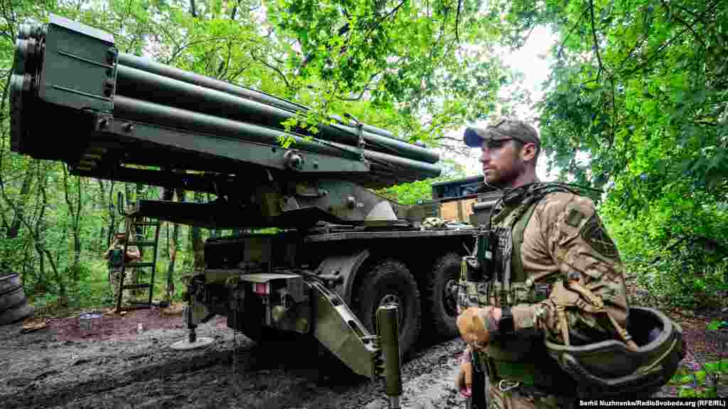 Українські військові заряджають реактивну систему залпового вогню &laquo;Буревій&raquo; на позиції в Харківській області, серпень 2022 року