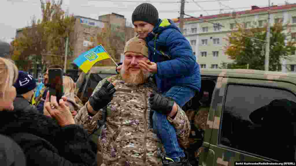 Люди фотографуються з військовими ЗСУ