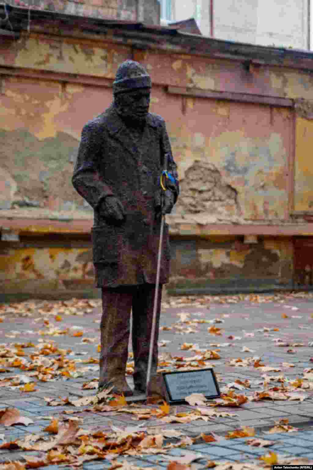 Пам&rsquo;ятник Анатолію Малишевському. Близько 20 років дідусь із вадами зору за будь-якої погоди приходив на одне й те саме місце і співав. Тепер на цьому місці пам&rsquo;ятник. Вулиця Суворова