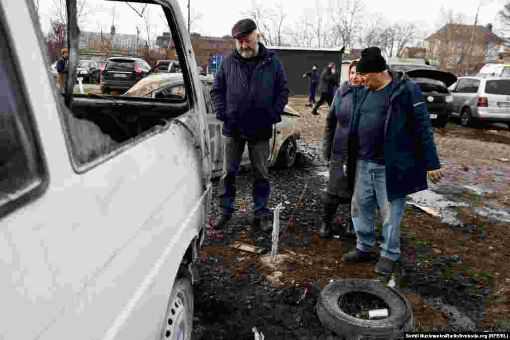 Василь Андрійович (праворуч) під час обстрілу сів у свій бус, що загорівся, і відігнав його від сусідніх автомобілів, аби на них не перекинувся вогонь