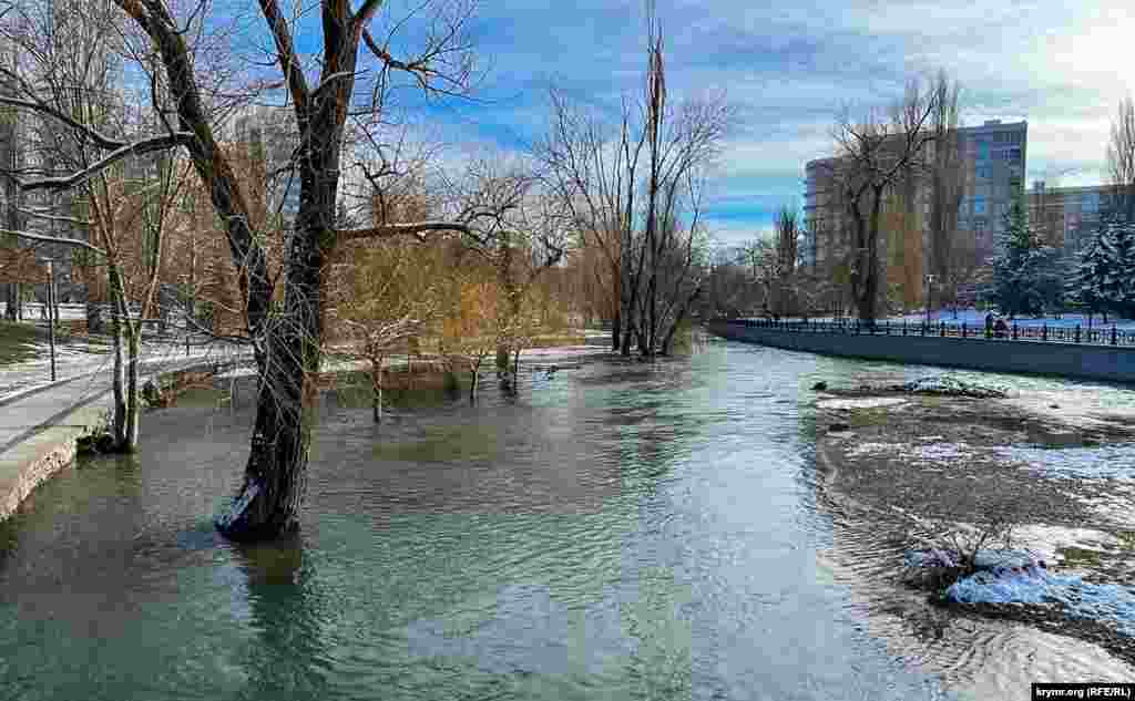 Там, где в Симферополе Салгир принимает воды Малого Салгира.