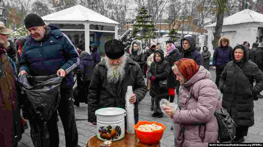 На службу УПЦ (МП) у Хрестовоздвиженській церкві на нижній території Києво-Печерської лаври зібралося кілька сотень вірян, які стояли у храмі та на вулиці