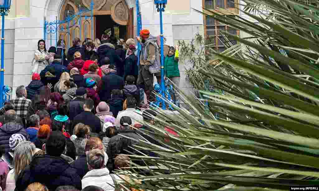 Справжній ажіотаж спостерігався лише біля входу до органної зали