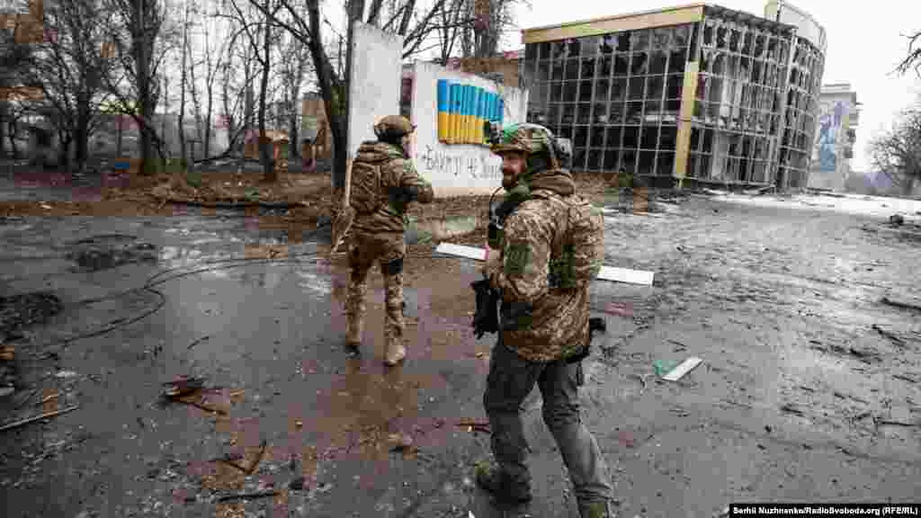 Міська забудова викривляє звук, і важко зрозуміти, що і куди летить. Здається, снаряди падають на місто щосекунди, а кулеметні чи автоматні черги взагалі не вщухають