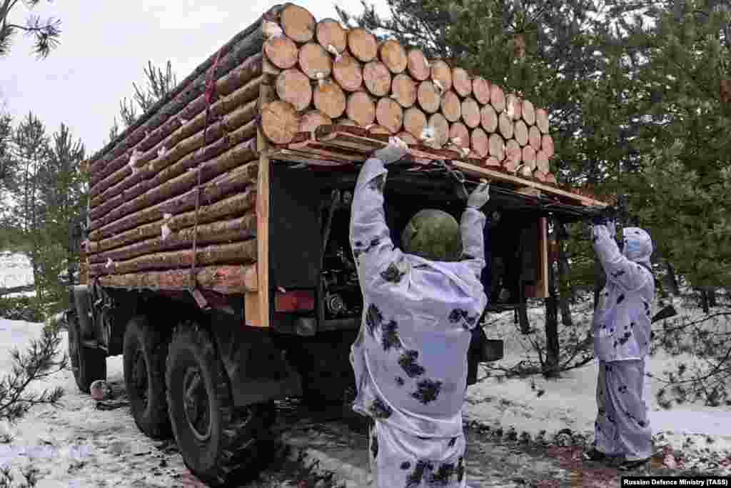 Російський бензовоз, замаскований під лісовоз. Цю автівку зафіксували у січні на окупованих територіях на сході України