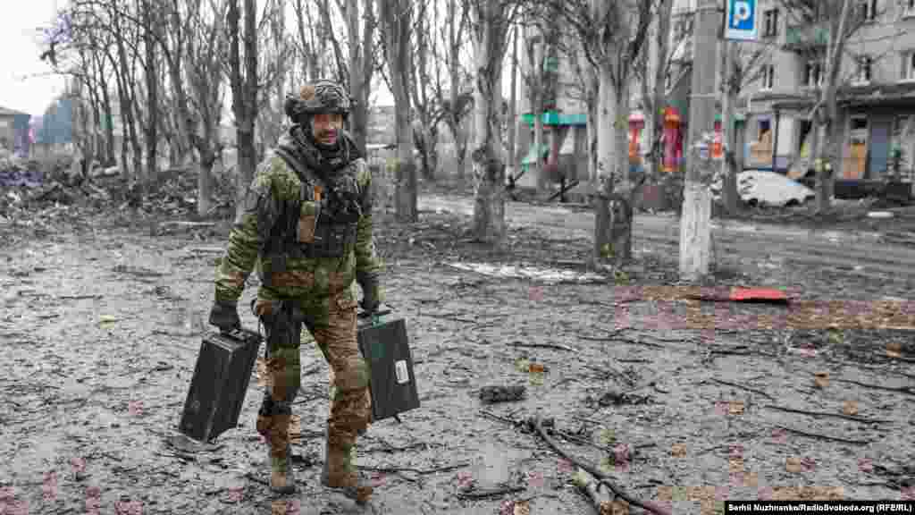 Військовий несе короби з боєкомплектом. На війни вчасно доставлений БК&nbsp;&ndash; це смерть для противника і життя твоїх побратимів