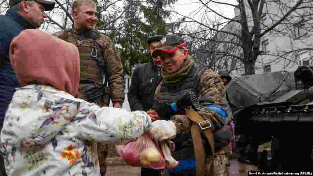 У Бахмачі українські військові зупинилися для відпочинку. І одразу до них почали сходитися місцеві жителі, дорослі і діти. Кожен хотів подякувати, привітати і пригостити тим, що мав. Приносили все: гарчий чай, продукти, готову їжу, теплий одяг