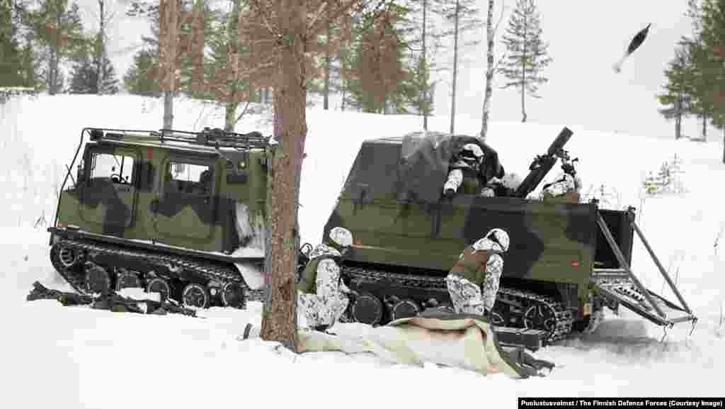 Гусеничний міномет 120 KHR TEKA Важкий міномет, встановлений у причепі гусеничної машини фінського виробництва &laquo;П&rsquo;ятачок&raquo;, дозволяє команді мінометників випустити десяток мінометних снарядів за хвилину, а потім переміститися ще до того, як противник зможе точно визначити місце, звідки було завдане вогневе ураження.&nbsp;