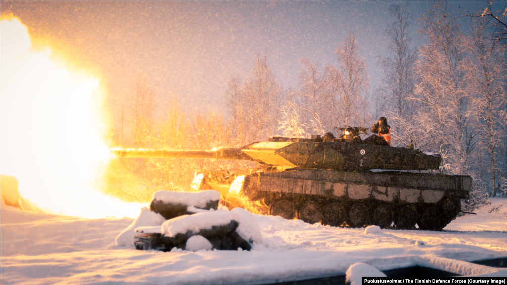 Танк Leopard 2&nbsp; Повідомляється, що Фінляндія має 200 таких машин німецького виробництва. Leopard 2 є швидшим за багато радянських еквівалентів, а тисячі транспортних засобів у європейських арсеналах роблять технічне обслуговування та заміну деталей відносно простими. &nbsp;