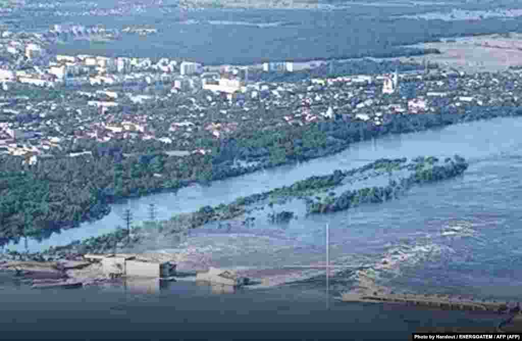 Розлив води із Каховського водосховища через зруйновану частину греблі Каховської ГЕС. Фото&nbsp;НАЕК &laquo;Енергоатом&raquo; від 6 червня 2023 року. За фактом підриву греблі Каховської ГЕС Офіс генпрокурора України відкрив справу про&nbsp;екоцид. На терміново скликаному засіданні РНБО президент України Володимир Зеленський доручив організувати евакуацію людей і потенційних територій затоплення. НА РНБО погодили комплекс міжнародних і безпекових заходів, щоб притягти Росію до &laquo;жорсткої відповідальності&raquo;