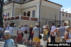 Очередь приезжих в бесплатный музей в Феодосии. Август 2024