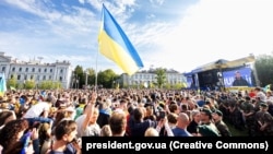 Президент України Володимир Зеленський виступає на мітингу в центрі Вільнюса, що пройшов у рамках кампанії «Піднімаю прапор за Україну в НАТО». Литва, 11 липня 2023 року