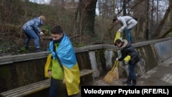 Учасники проукраїнської акції з прибирання Міськсаду в центрі Сімферополя, Крим, 8 березня 2014 року