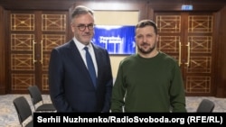 Президент медіакорпорації RFE/RL Стівен Капус (ліворуч) та президент України Володимир Зеленський