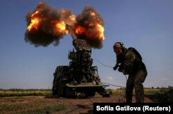 Український військовослужбовець веде вогонь із самохідної гаубиці 2С22 «Богдана» по позиціях російських військ біля Бахмуту на Донеччині, 5 липня 2023 року