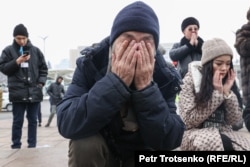 Тәуелсіздік монументі алдында Қанды оқиғалардың құрбандарына дұға бағыштағандар . Алматы, 16 желтоқсан 2023 жыл.