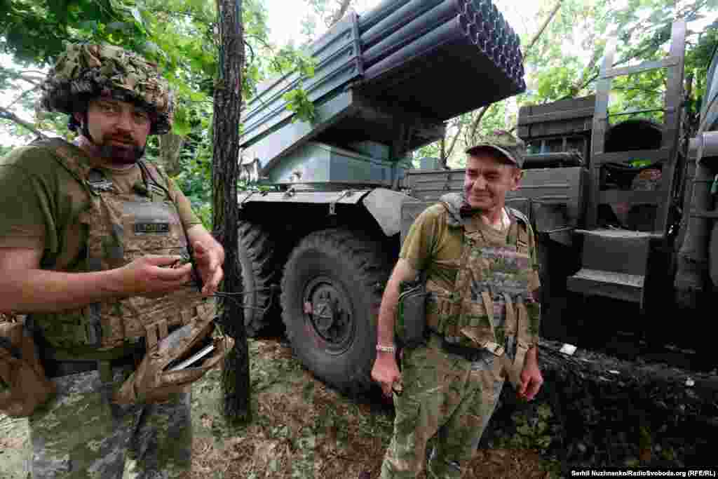 Андрій Старух показує ключ, за допомогою якого активують пуск артсистеми. &laquo;Я розставив пріоритети. Спочатку розвиток громади, а потім захистити вибір, який наша громада зробила. Якщо ми програємо, то бюджет будуть тратити в мене вдома росіяни, а не українці. Я не хочу, щоб мої родичі були вбиті. Я сам з півдня України. Моя рідня не вся пережила Голодомор. Я знаю, хто такі росіяни не з чужих слів&raquo;, &ndash; говорить мер і військовий&nbsp;