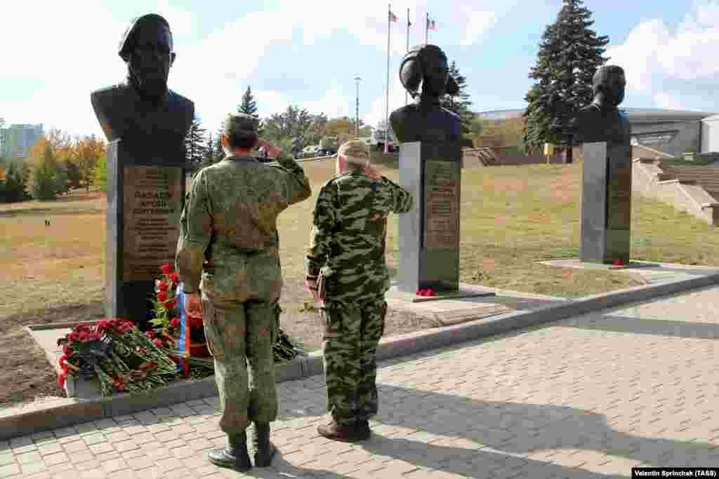 У Донецьку встановили кілька меморіалів вбитим ватажкам проросійських збройних формувань. На цій світлині від жовтня 2020 року бойовики віддають честь біля пам&#39;ятника Арсенію Павлову. Праворуч від меморіалу Павлову &ndash; пам&#39;ятники бойовику Михайлу Толстих і співаку Йосипу Кобзону, який підтримував російські гібридні сили на Донбасі аж до своєї смерті в 2018 році