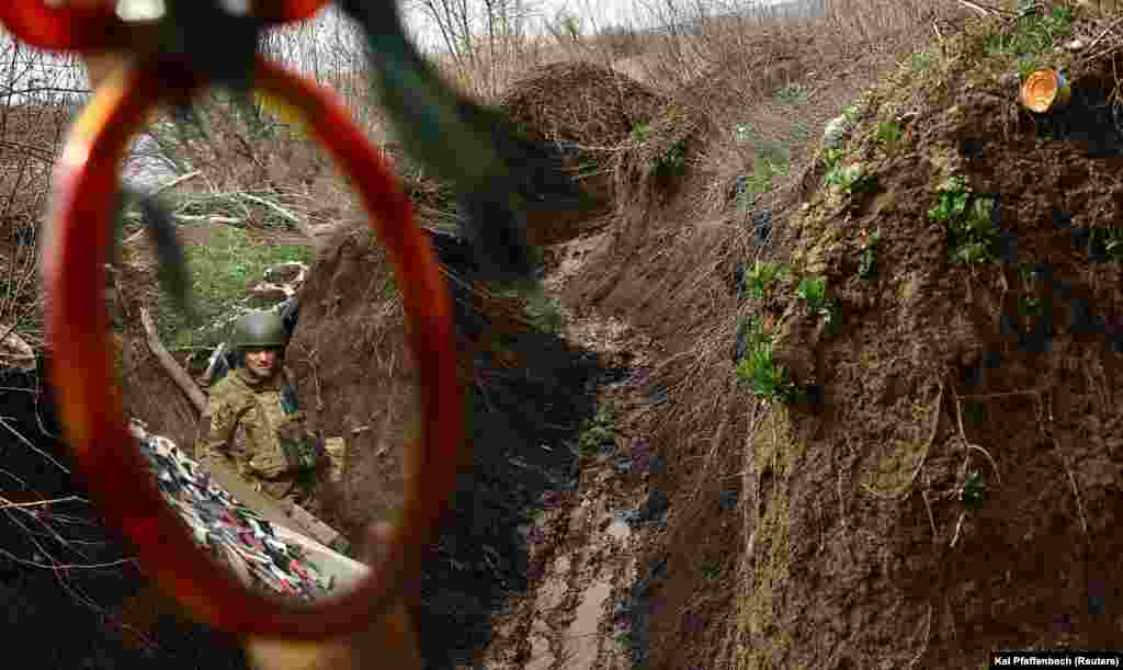 Боєць в окопі. Його бачить побратим у дзеркалі під час ранкових гігієнічних процедур.&nbsp;