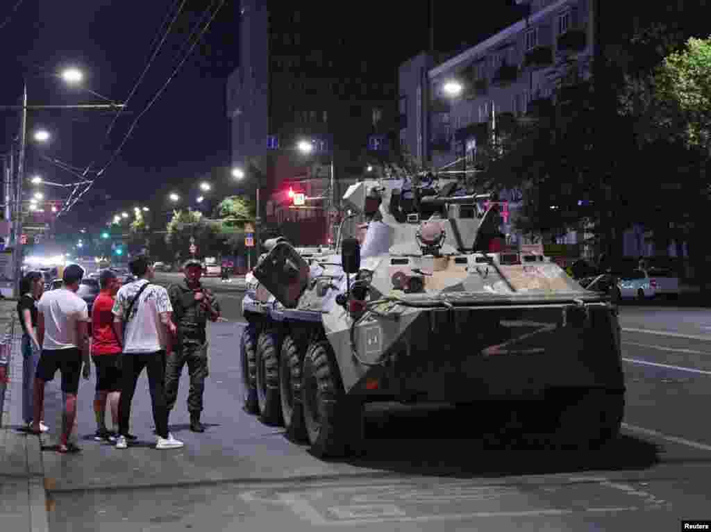 Зображення, зроблене перед світанком 24 червня, на якому зображено цивільних жителів Ростова-на-Дону, які зібралися біля бронетехніки, позначеної літерою Z, пов&rsquo;язаної з вторгненням Росії в Україну