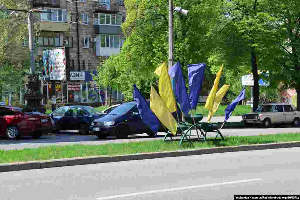 Національні прапори на Соборному проспекті Запоріжжя