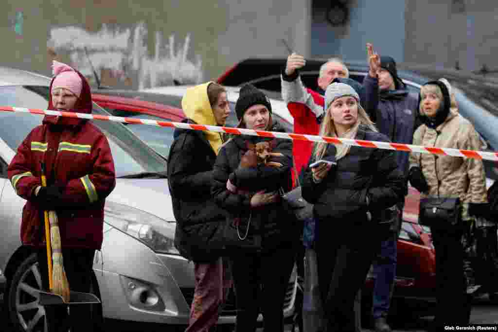 Мешканці будинку в Києві, в який влучила російська ракета, 9 березня 2023 року