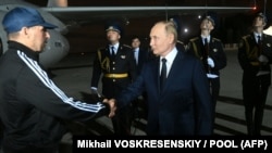 Rusiya prezidenti Vladimir Putin (sağda) Vnukovo aeroportunda Vadim Krasikovu qarşılayır, 1 avqust, 2024-cü il