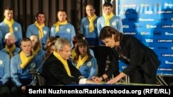 Марина Порошенко підписує паралімпійцям державний прапор України