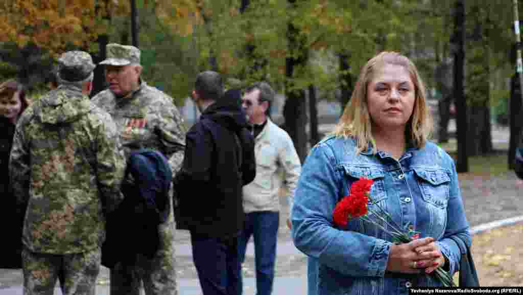 У парку Металургів учасники ходи приєдналися до родин загиблих, інших бійців і волонтерів, які зібралися там для покладання квітів