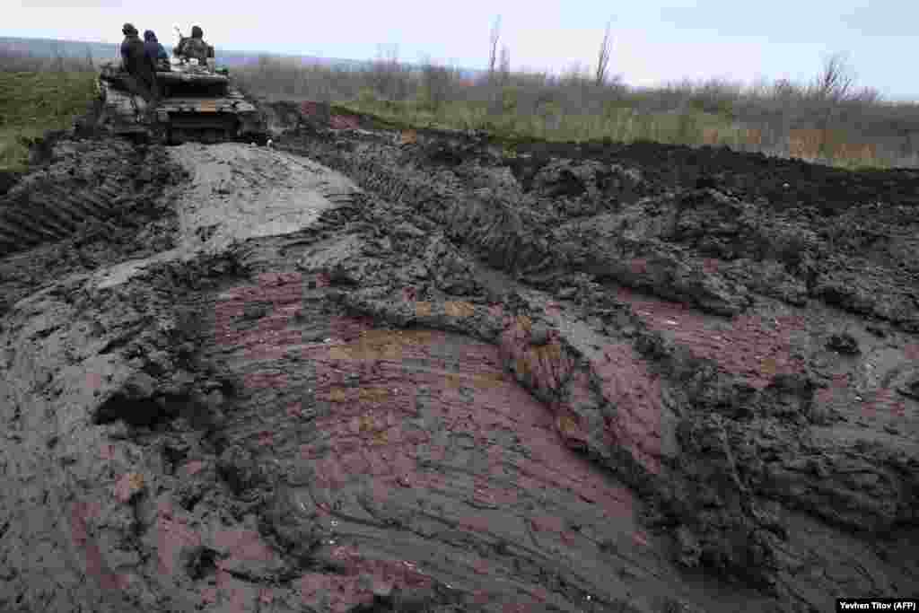 Український танк проривається через багнюку поблизу лінії фронту на сході України, листопад 2022 року