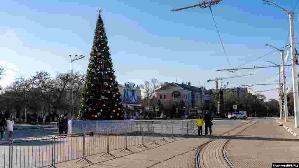 Головна новорічна ялинка Євпаторії на Театральній площі. Нині вона в гордій самоті. Торік біля ялинки встановлювали ще й різноманітну святкову ілюмінацію