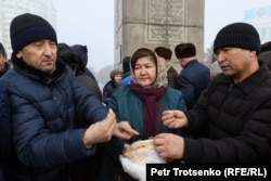 Қаңтар оқиғасының бір жылдығына Алматы жұртшылығы алаңға жиналып, қаралы митинг өткізіп тұр. 2022 жылғы 5 қаңтарда көп қалада жаппай наразылық болып, соңы тәртіпсіздікке ұласқанда президент Қасым-Жомарт Тоқаев «ескертусіз оқ атуға» пәрмен берген. (Петр Троценко, Қазақ қызметі)