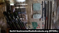 Протитанкові гранатомети, стволи кулеметів та патрони на позиціях українських військових, ілюстраційне фото