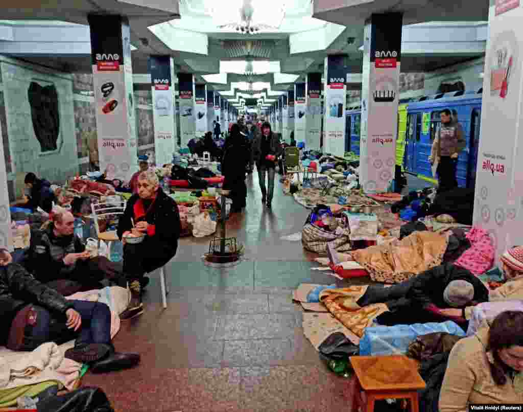 Харків&#39;яни переховуються у метро під час російських бомбардувань та обстрілів міста. Харків, Україна. 10 березня 2022 року