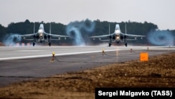 Посадка російських винищувачів Су-30М2 на модернізовану злітно-посадкову смугу аеродрому «Бельбек». Севастополь, грудень 2018 року