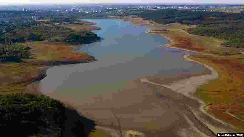 Краєвид на Сімферопольське водосховище з висоти пташиного польоту