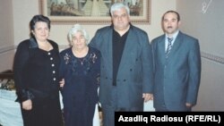 Rəna Əliyeva Firuzə xanım, əri və qardaşı Həsənlə birlikdə