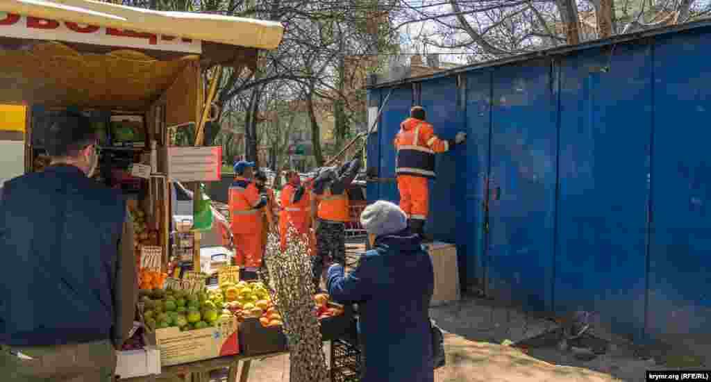 На кіоску з фруктами висить табличка, де тричі написано &laquo;Без масок не підходити&raquo;. Буквально за два метри триває демонтаж МАФу