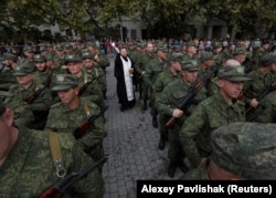 Священик благословляє мобілізованих на війну проти України. Окупований Крим, Севастополь, 27 вересня 2022 року