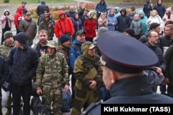 Кремль "ішінара" мобилизация жариялағаннан кейін армия қатарына шақыртылған адамдар әскери комиссариат пункті алдында тұр. Новосибирск, Ресей. 26 қыркүйек 2022 жыл.