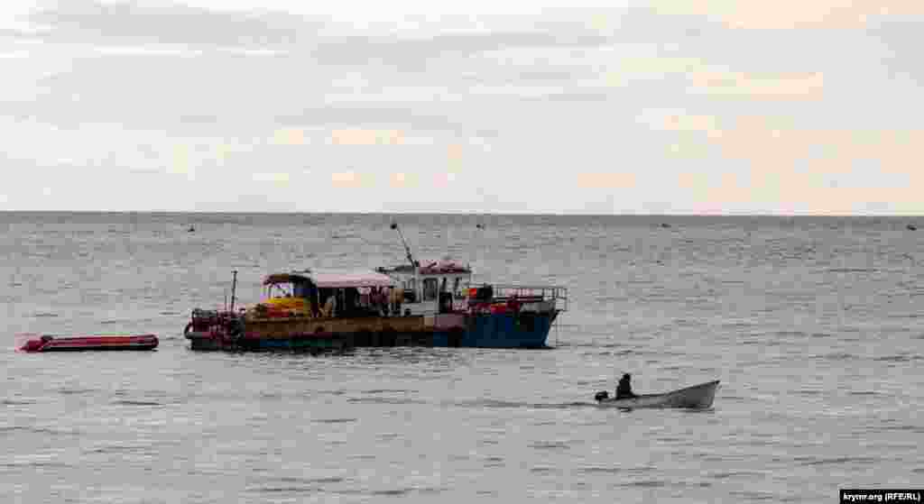 Місцеві рибалки зранку вийшли на моторних човнах у море&nbsp;