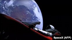 Tesla Roadster після того, як ракета Falcon Heavy доставила його на орбіту навколо Землі, 6 лютого 2018 року