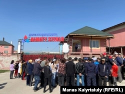 "Almaty steklo" кәсіпорны жұмысшылары Болат Назарбаев үлесін "сыйға тартқан" Руслан Шалинді зауытқа кіргізбей қойды. Жармұхамбет ауылы, Қарасай ауданы, Алматы облысы, 6 сәуір 2022 жыл.