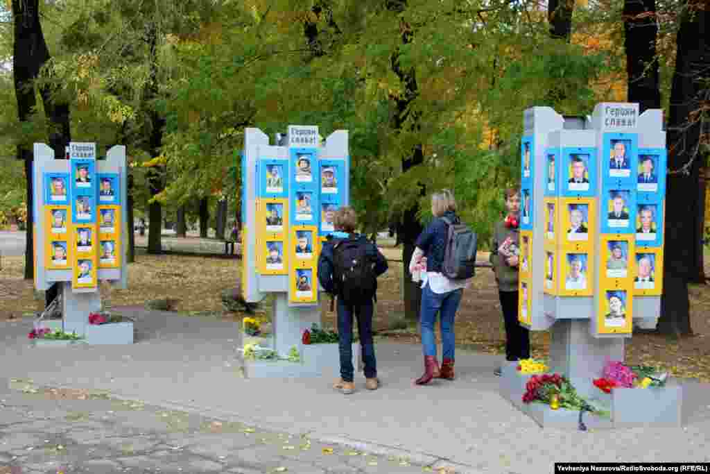 У Запоріжжі вшанували пам&rsquo;ять захисників і захисниць України ходою та покладанням квітів. Запорізькі ветерани війни на Донбасі й волонтери зранку 14 жовтня зібралися на бульварі Шевченка поряд із мерією міста та пройшлися пішою ходою до парку Металургів, де встановлено пам&rsquo;ятні знаки з портретами загиблих на Донбасі запорізьких бійців