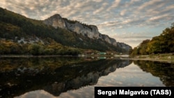 Водойма біля підніжжя печерного міста-фортеці Мангуп-кале. Крим, 13 жовтня 2021 року