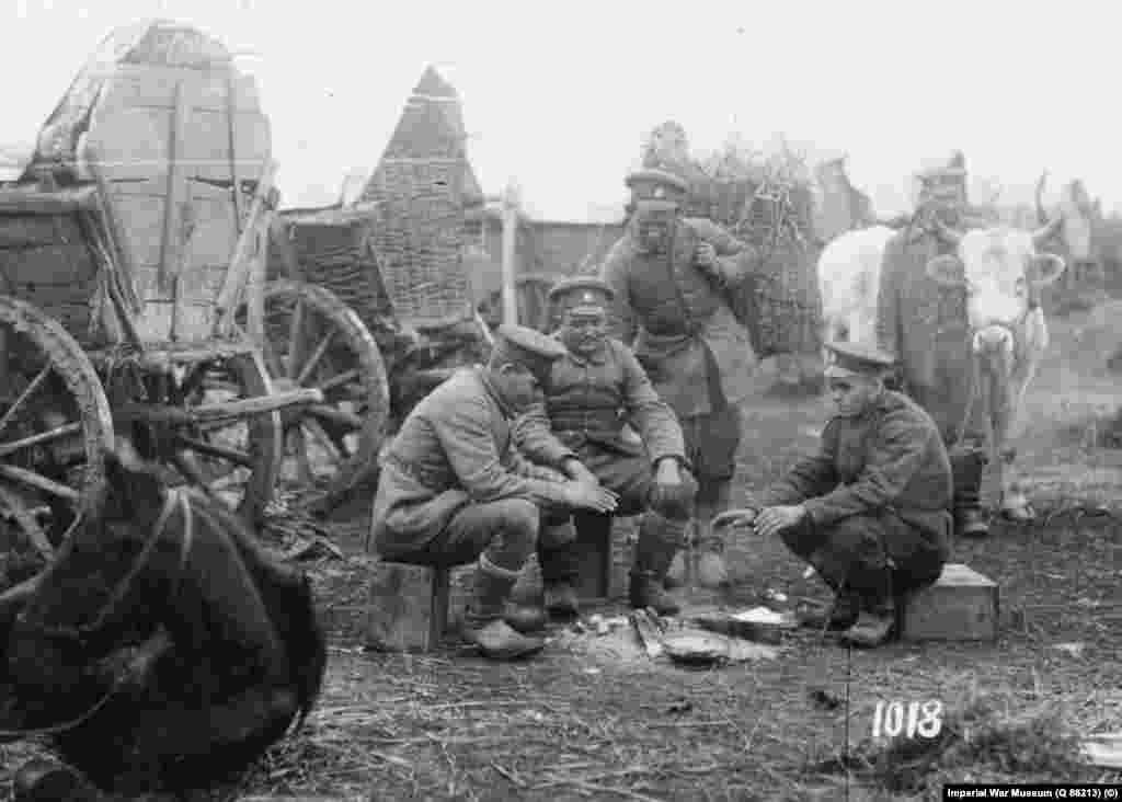 Болгарські військові зібралися біля багаття під час відпочинку між походами, лютий 1917 року