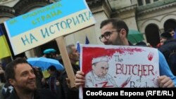 Під час акції проти російського вторгнення до України. Один з плакатів із зображенням президента Росії Володимира Путіна символізує воєнні злочини російських військових у місті Бучі на Київщині. Софія, Болгарія, 7 квітня 2022 року