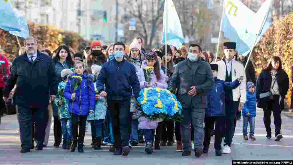 У церемонії покладання квітів до пам&#39;ятника Амет-Хану Султану взяли участь представники Меджлісу кримськотатарського народу, державні та громадські діячі України