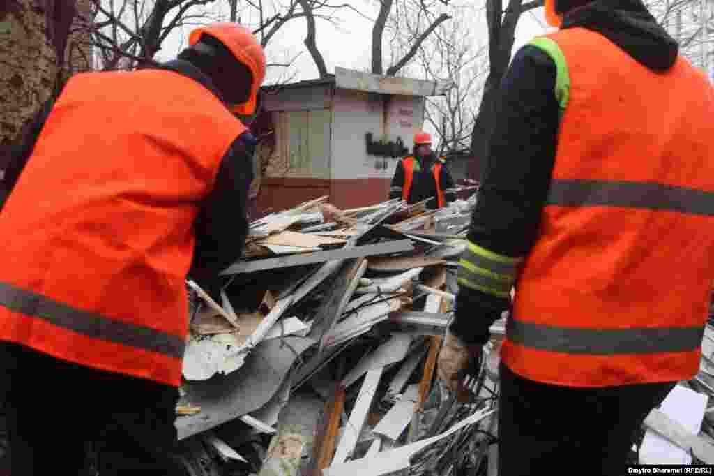 За словами Олександра Старуха, ліквідацією наслідків влучання займаються всі відповідні служби